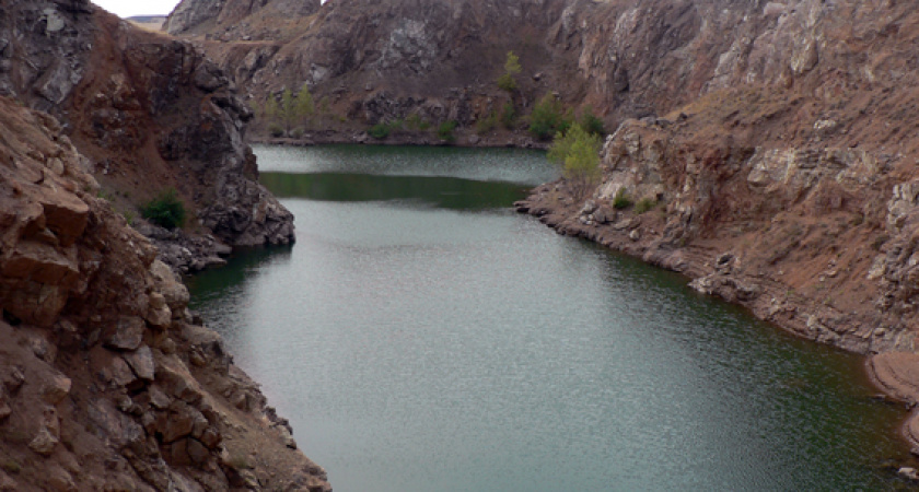 В Новотроицке утонул восьмиклассник, прыгнув в озеро с 15-метровой скалы