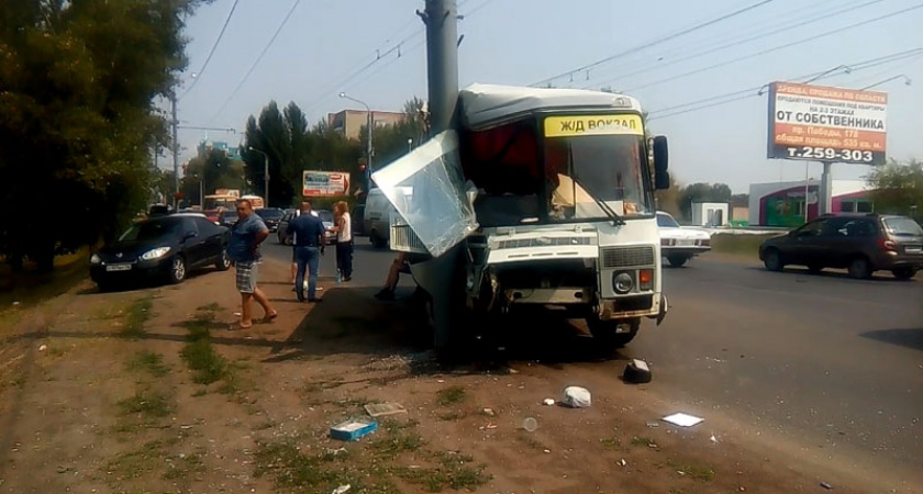 В Оренбурге автобус врезался в столб: есть пострадавшие