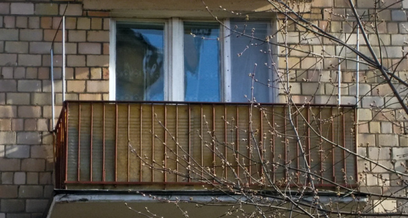 В Орске 40-летний мужчина выпал с балкона