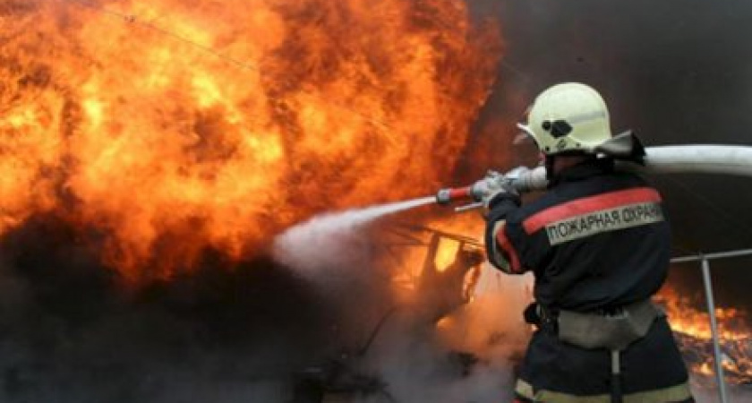 На улице Гребенской рано утром загорелся гараж