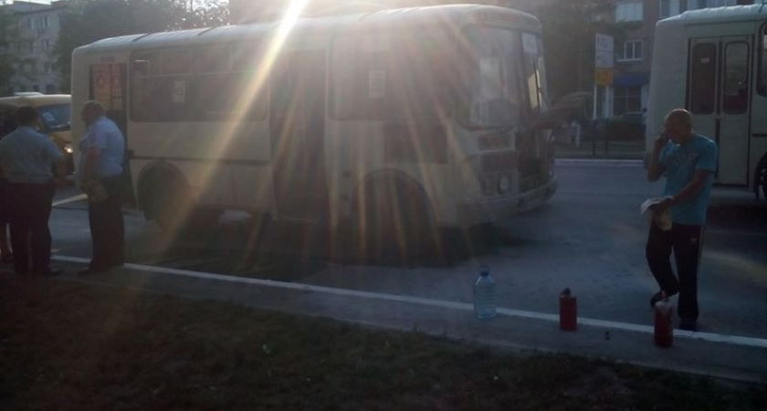 В Оренбурге на остановке "Полигонная" загорелся автобус