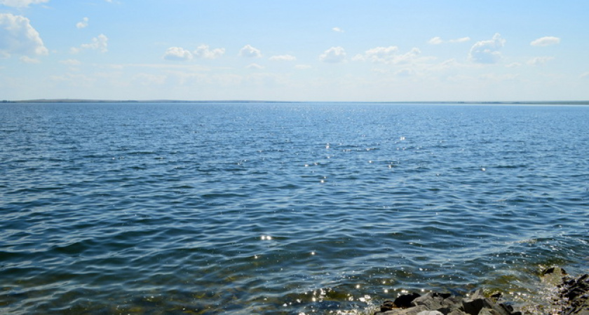 На Ириклинском водохранилище перевернулась лодка с 58-летним рыбаком