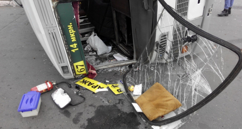 На улице Терешковой перевернулся пассажирский автобус