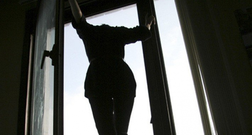 В попытке суицида оренбурженка выпрыгнула из окна