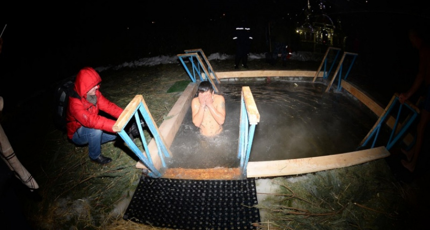 Оренбуржцы искупались в проруби