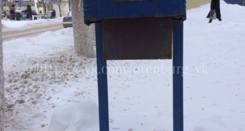 Что же мне с вами делать, с письмами на снегу? Неизвестные сломали почтовый ящик
