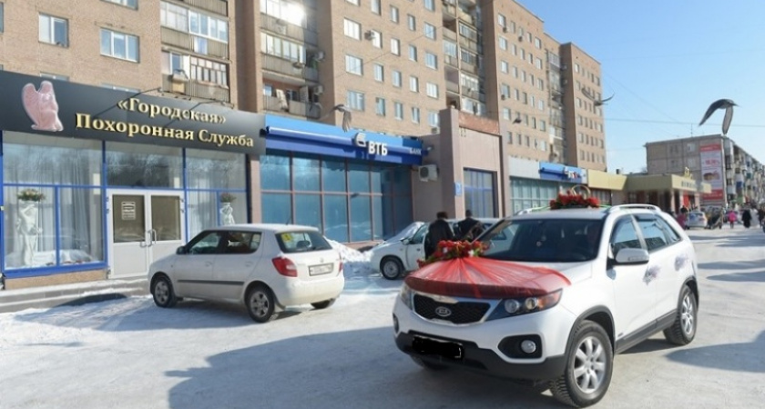 От печали до радости. В Орске рядом с ЗАГСом открылось похоронное бюро