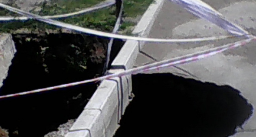 Дыра на "River side". Около жилого комплекса Оренбурга провалился асфальт