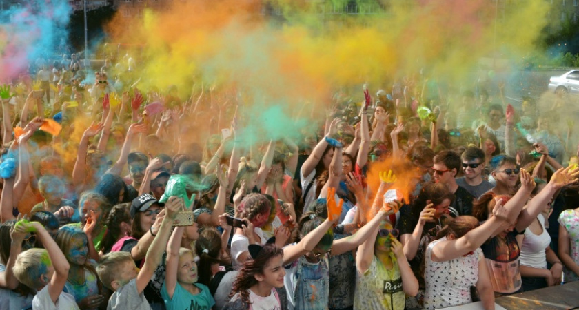 Как раскрасить будний день. В Оренбурге прошёл еще один фестиваль красок Холи