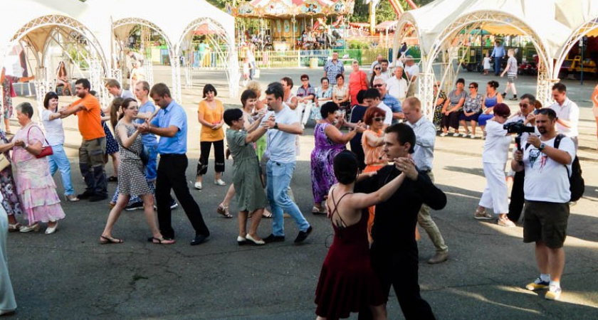 Неудержимые. В Оренбурге прошёл танцевальный мастер-класс с участием оркестра