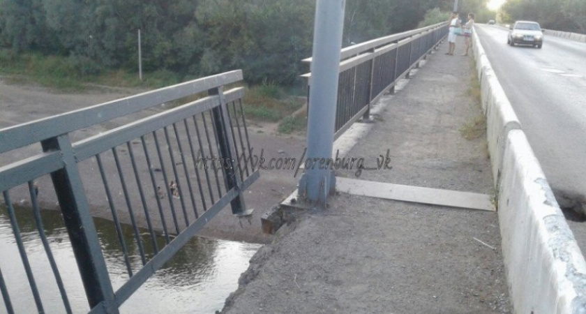 Идет бычок. Аварийный мост через Сакмару начали ремонтировать