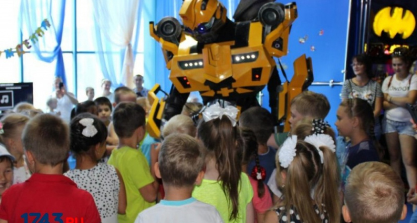 Дневник Бамблби. Школы оренбургского района посетили летчики и робот