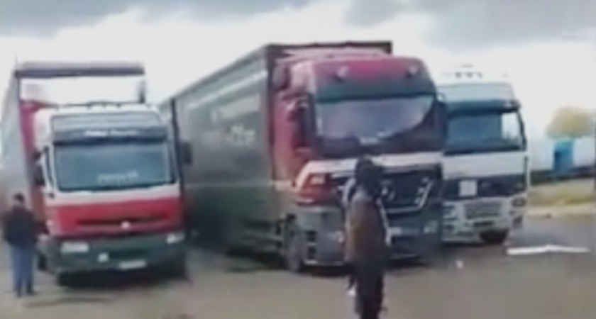 Стадо фур. Десятки большегрузов застряли в Оренбуржье на границе с Казахстаном