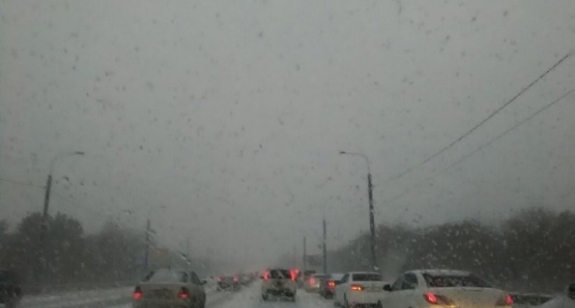 Снежная пробка. Снегопад парализовал движение на дорогах Оренбурга