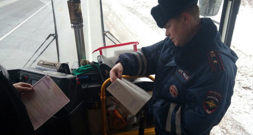 Вооруженным глазом. ГИБДД провела скрытый рейд в автобусах маршрута № 61