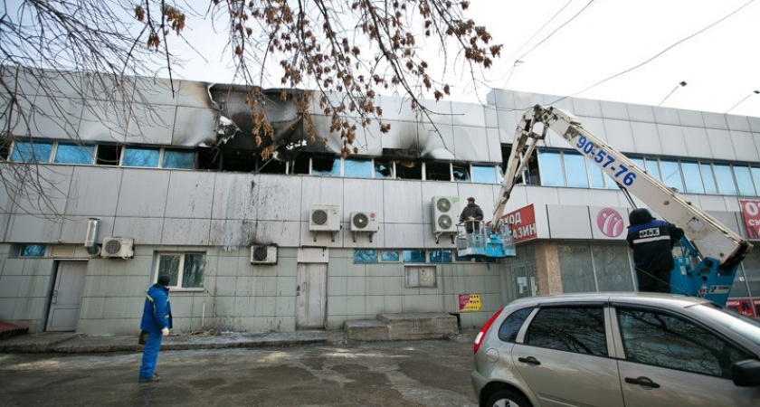 Дым с огнем. Сегодня ночью в Оренбурге сгорело 40 кв. метров «Радуги»