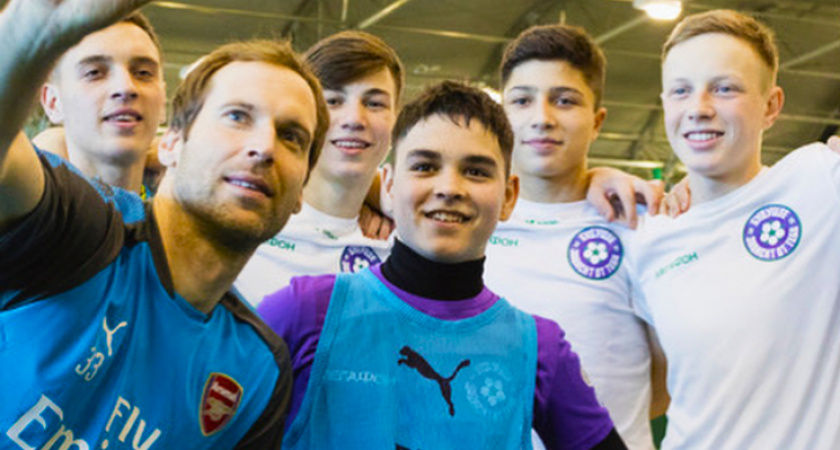 В гостях у «Арсенала». Орские школьники сфотографировались с Петером Чехом