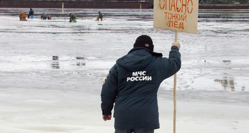 Тонкие обстоятельства. Сотрудники МЧС измерили толщину льда на реке Урал