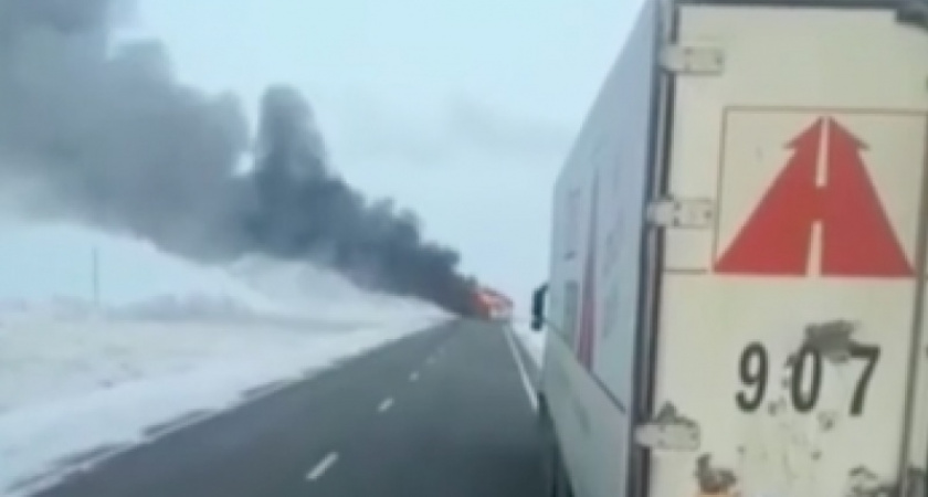 В Казахстане, недалеко от границы с Оренбуржьем, сгорел пассажирский автобус, погибли 52 человека