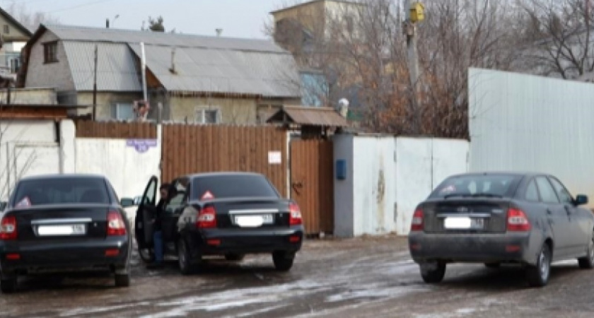 Черные "Приоры". Парковка СК по Оренбургской области вчера была полна одинаковыми авто