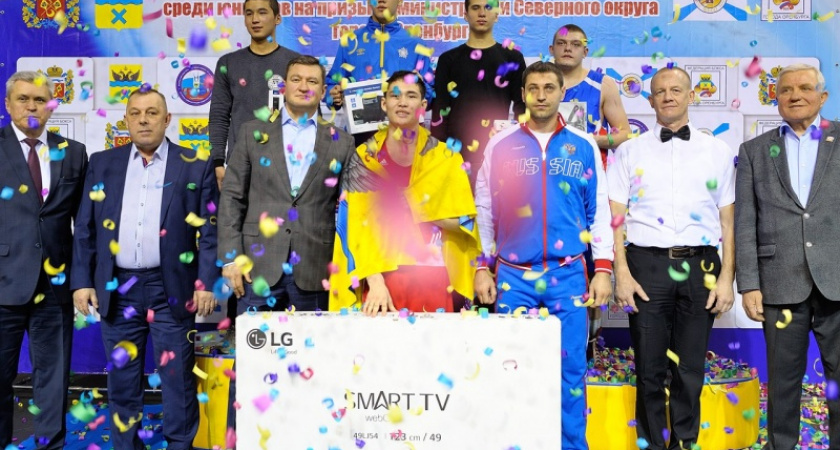 В придачу к золоту - Smart TV. Лучшему боксеру турнира в Оренбурге подарили LED-телевизор