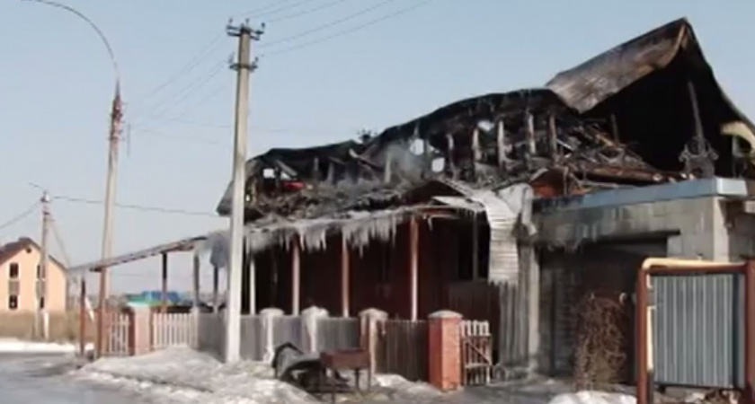 Скорый пожар - большой убыток. В пригороде Оренбурга сгорел двухэтажный дом - ОРТ