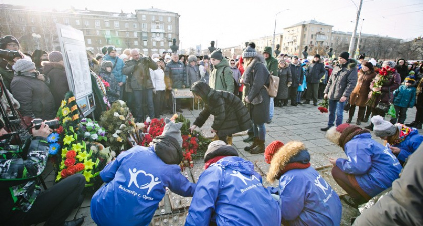 Скорбим. В Орске почтили память погибших пассажиров Ан-148