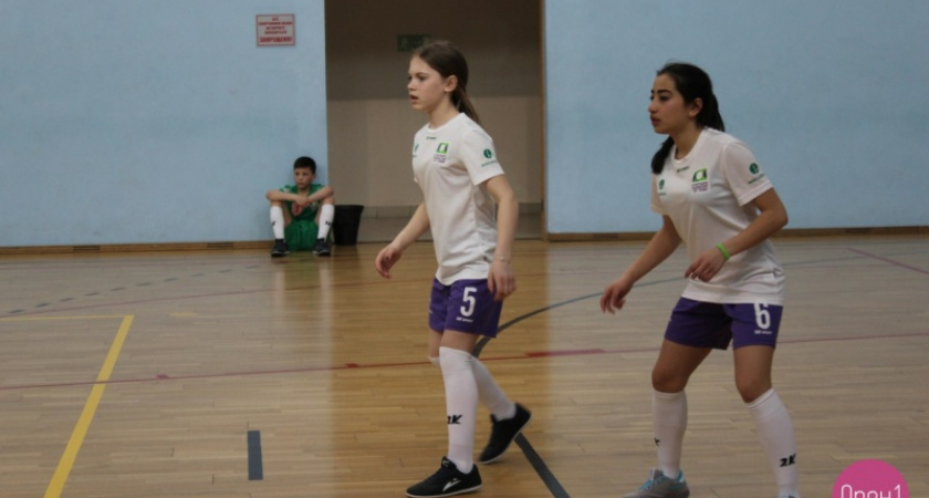 В футбол играют настоящие девчонки. Участники турнира “Будущее зависит от тебя”