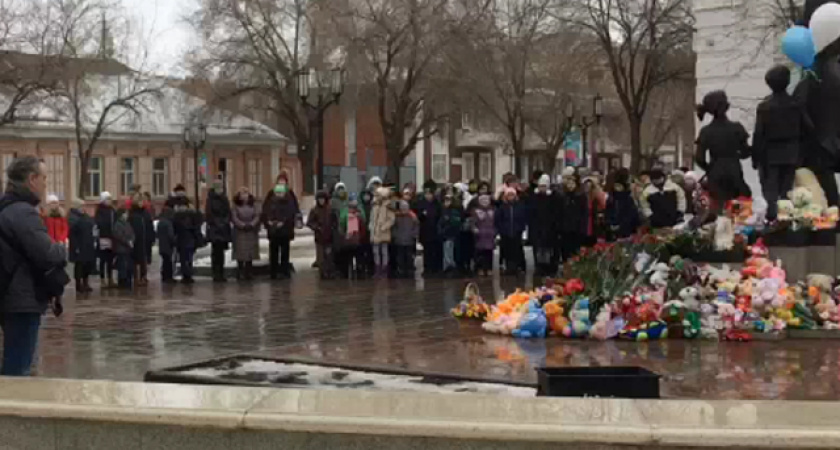 Минута. Оренбуржцы почтили память погибших в Кемерово