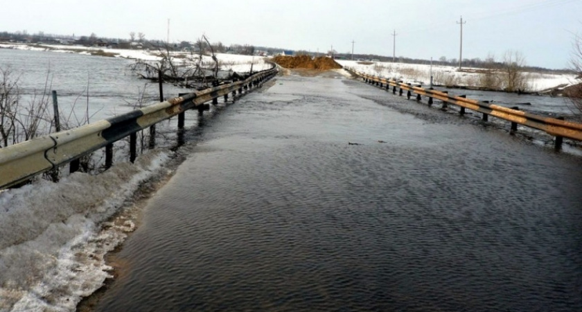 Под водой. В Оренбуржье подтопило еще три моста