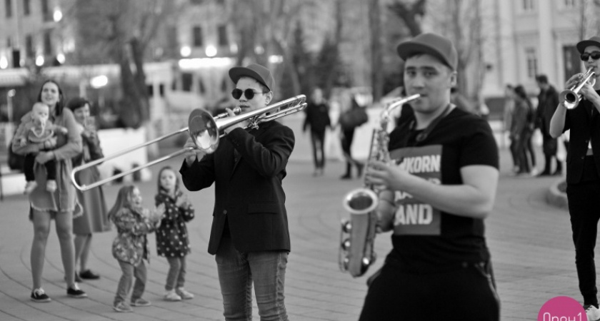 Труба и танцы. В Оренбурге на ул. Советской уличные музыканты открыли летний сезон