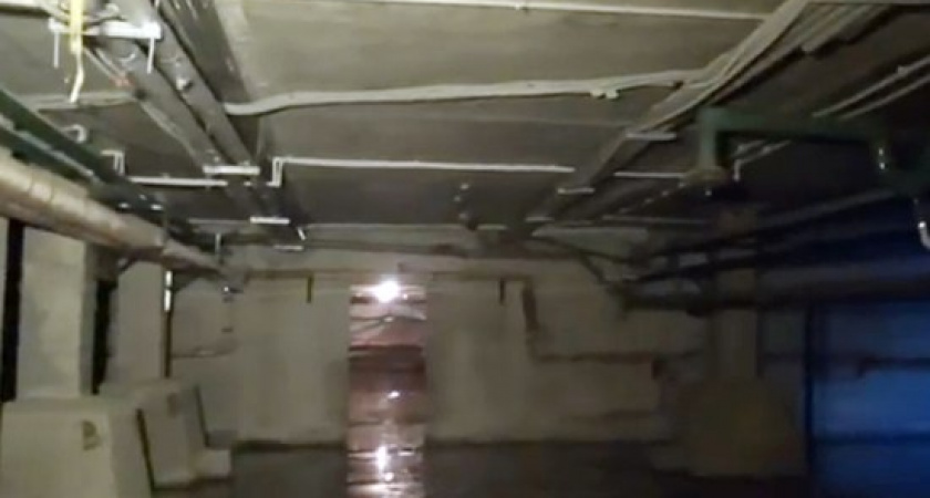 По щиколотку. В оренбургской многоэтажке затоплен подвал