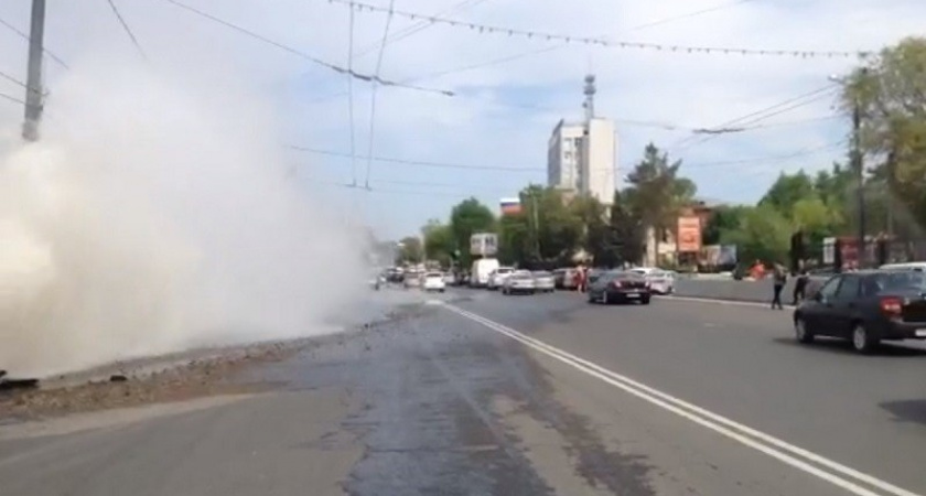 Кипяток. В Оренбурге 21 мая произошел прорыв водопровода