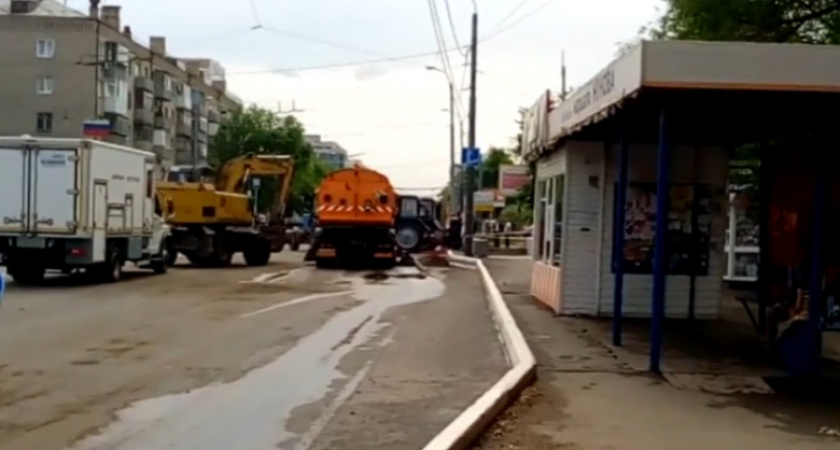 Всем кипятка! На улице Жукова порыв трубы горячего водоснабжения - ИД "Оренбургская Неделя"