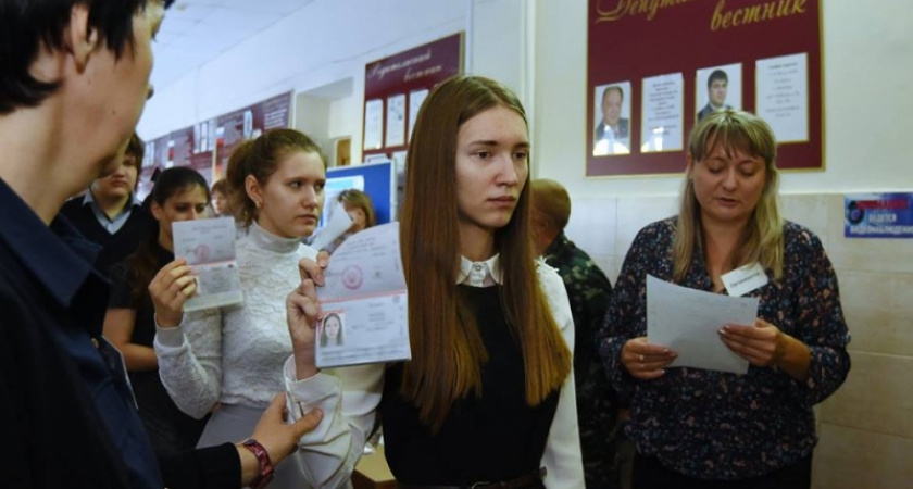 ЕГЭ и баулы. Олег Рукавицын на съемках школьных экзаменов
