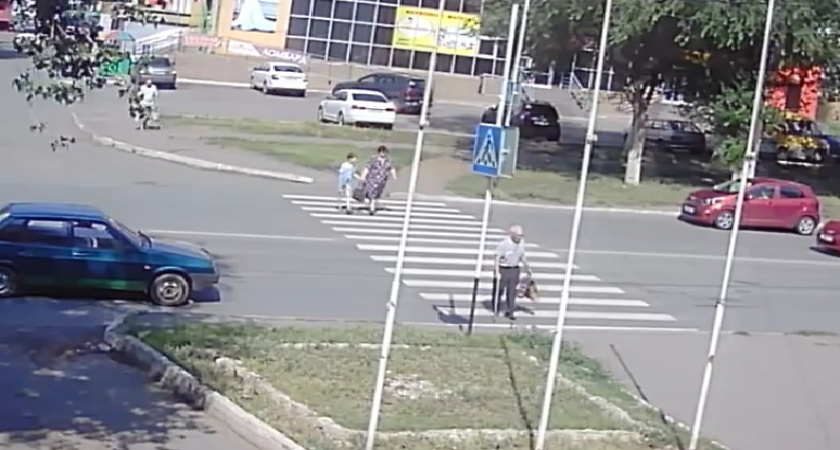 Некомфортная городская среда. Пожилой оренбуржец упал, не справившись с высоким бордюром, видео