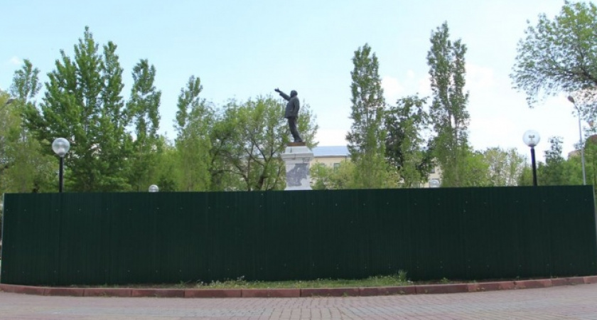 Вождя на склад. В Оренбурге временно демонтируют памятник Ленину на Советской
