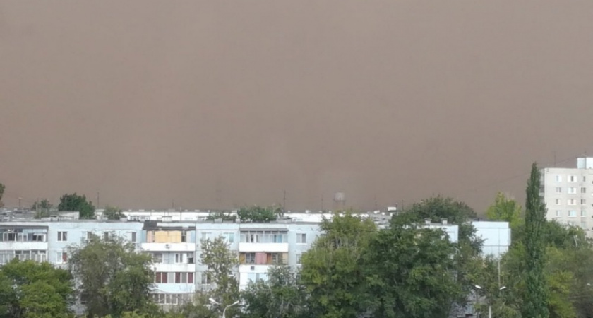 Гроза и буря. В Оренбурге резко испортилась погода