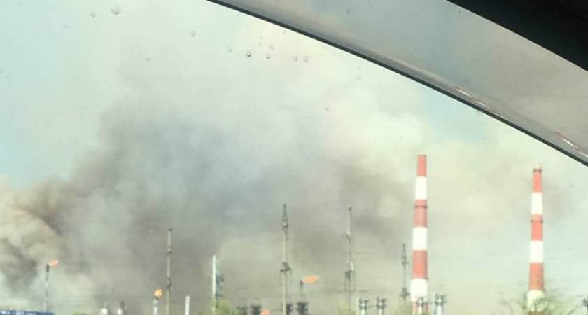 В дыму. Под Оренбургом возле газзавода горит сухая трава