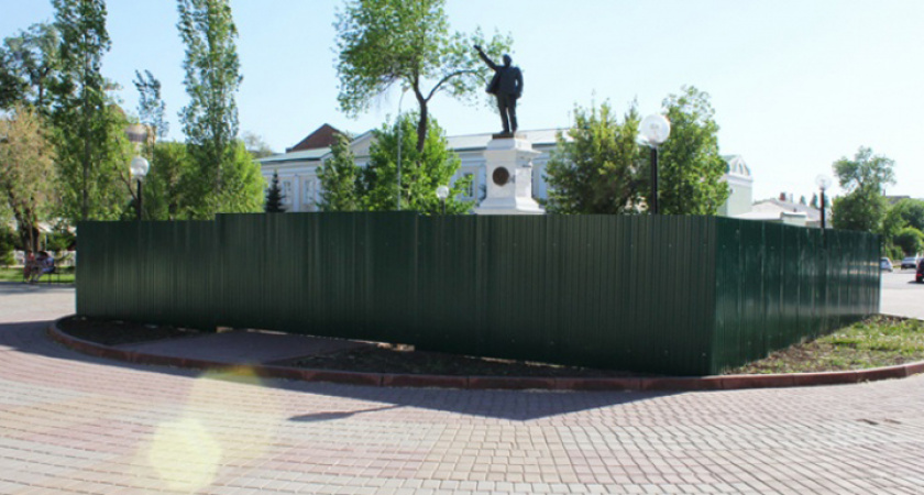 Деньги для вождя. В Оренбурге ищут средства на ремонт памятника Ленину на Советской
