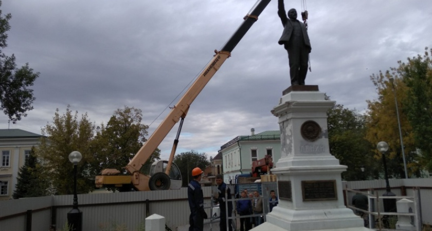 Вождя уберут. В Оренбурге начался демонтаж памятника Ленину на Советской