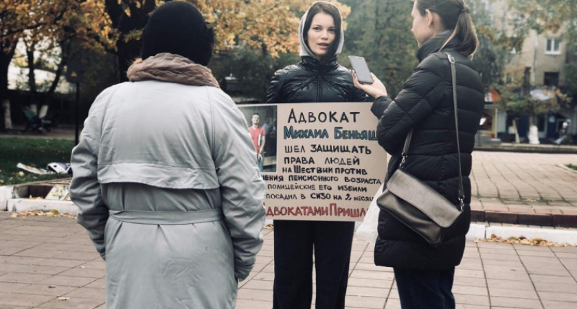 За адвокатами пришли. Экс-координатора штаба Навального в Оренбурге едва не задержали на одиночном пикете