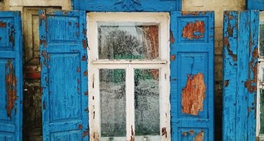 Уходящие текстуры. Фотографии старого оренбургского дома от @seelenit