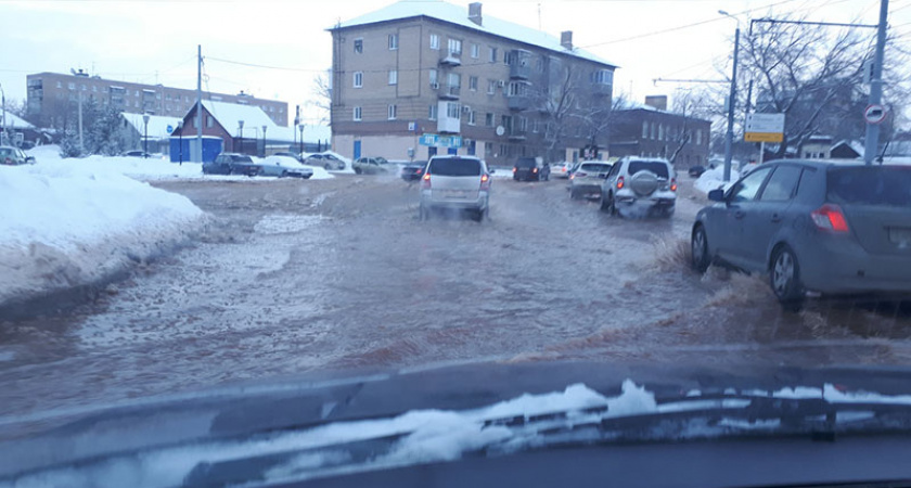 Чугунный водовод. В Оренбурге произошла утечка холодной воды на ул. Брыкина