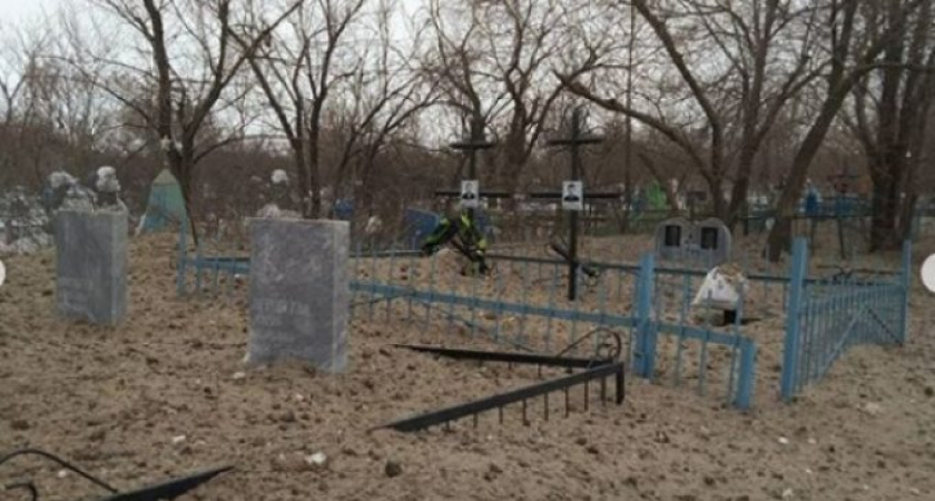 Кощунство. В Оренбурге грязным снегом с дороги засыпали могилы на кладбище