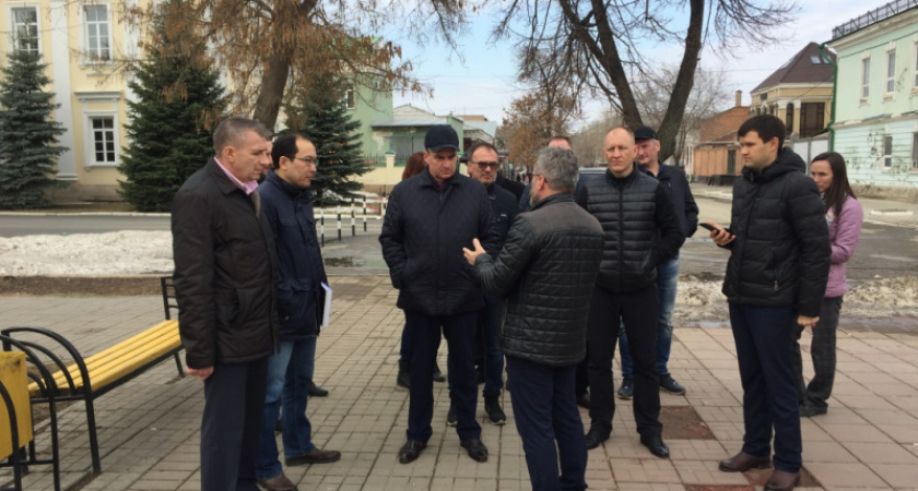 Без прессы. Глава Оренбурга Дмитрий Кулагин с чиновниками осмотрел остановки, переходы и дороги
