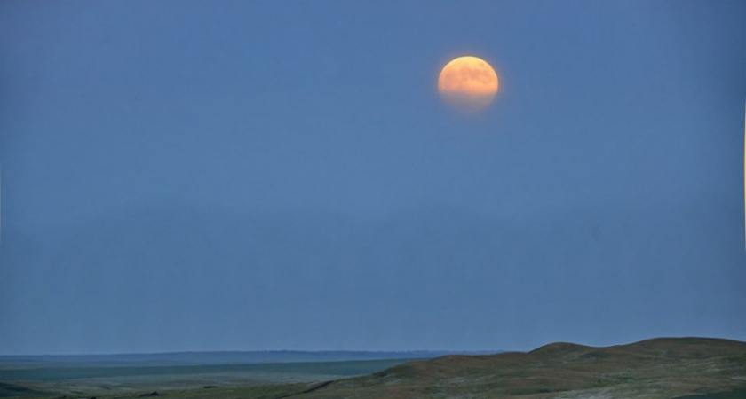 Луна-партизанка. Степные пейзажи от Сергея Жданова