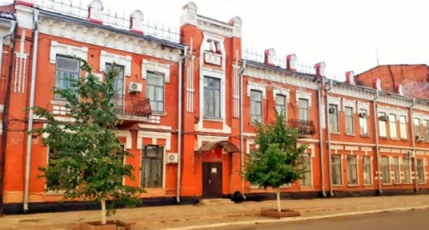 В центре Оренбурга на улице Советской отремонтируют историческое здание