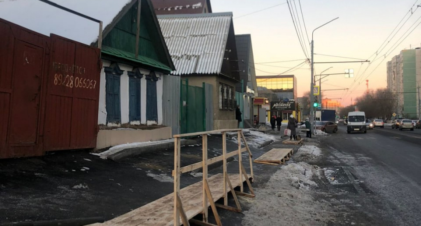 В Оренбурге на тротуарах на улице Туркестанской сделали барьеры 