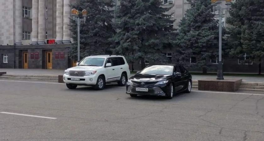 Оренбургские депутаты передали свои служебные автомобили медикам